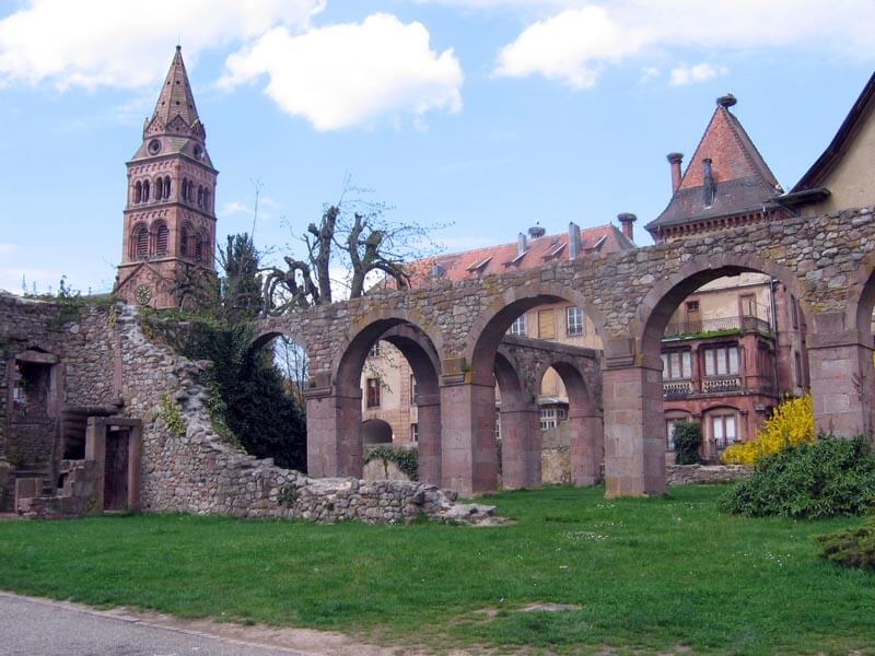 Ruines et bâtiments.